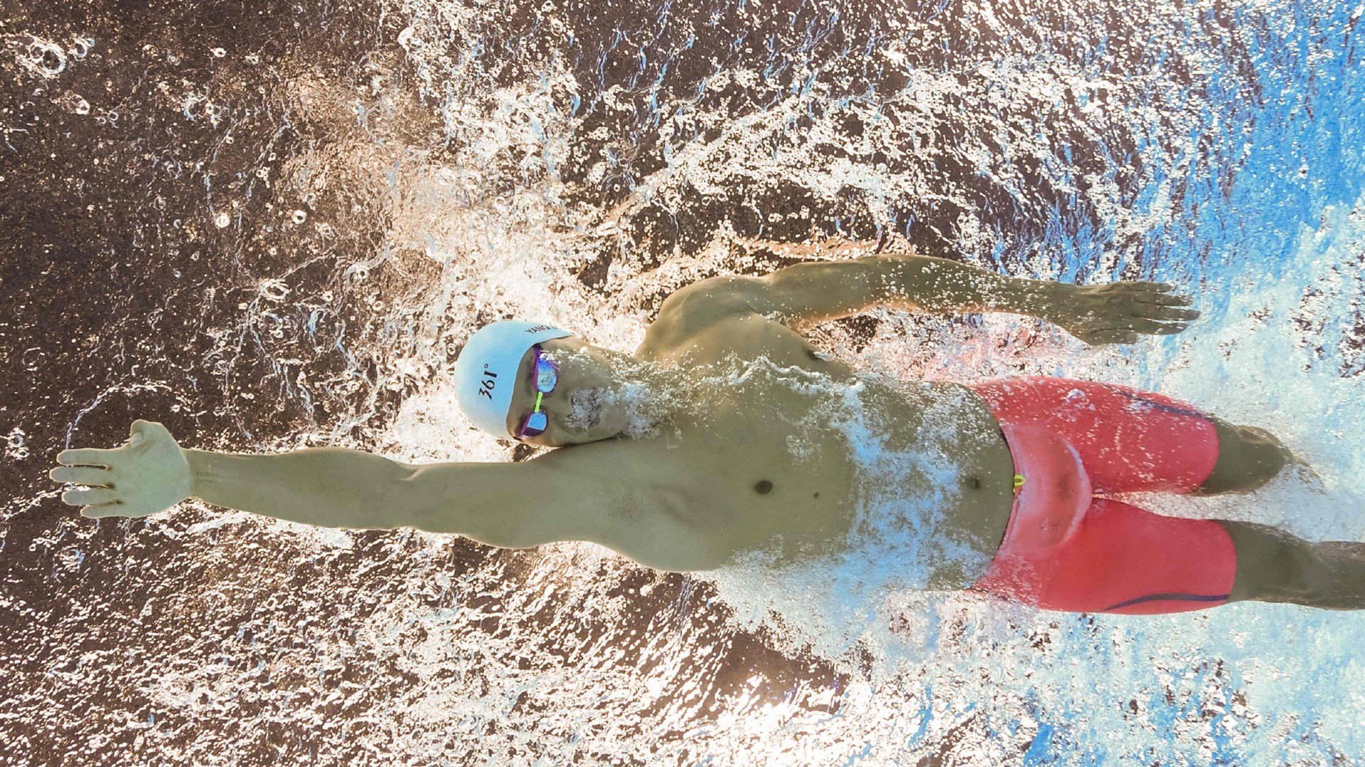 “快艇冲浪：东三叉湖赛场成为水上极限运动的标杆”