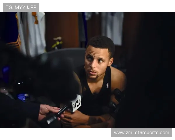 库里站在中圈喘气，比分牌给出答案